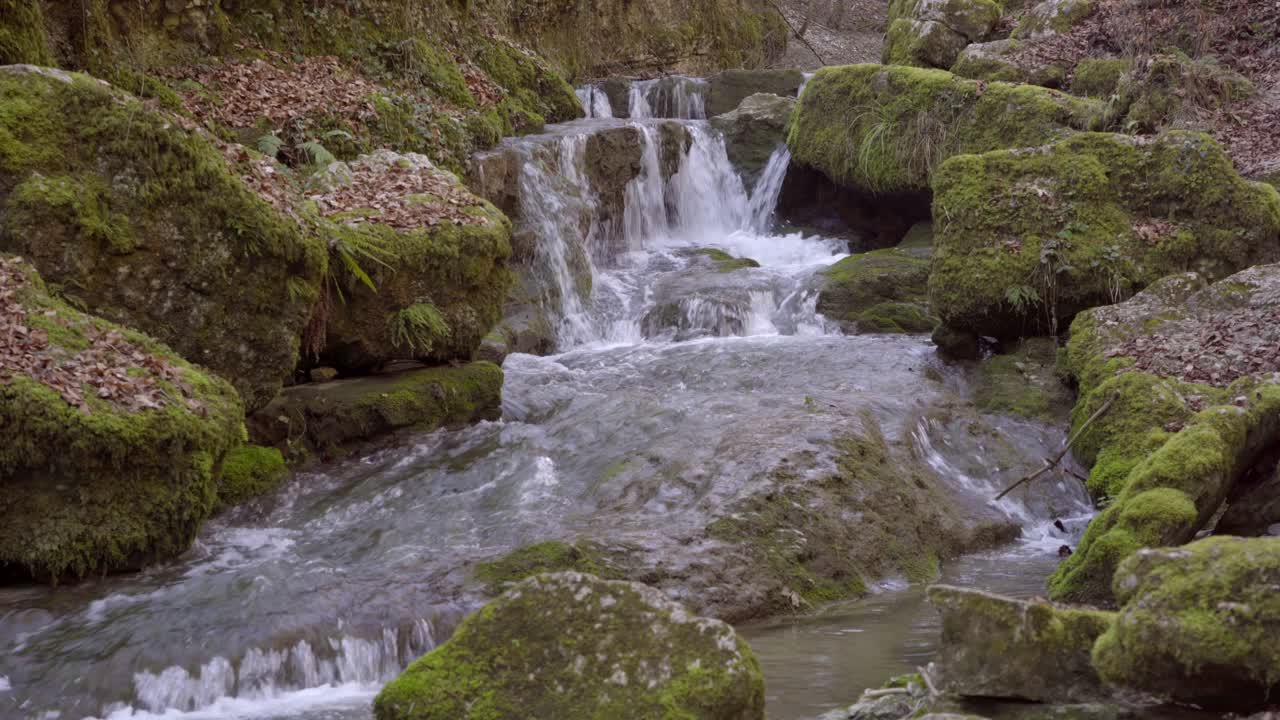 garganta en solothurn con hermosas cascadas
