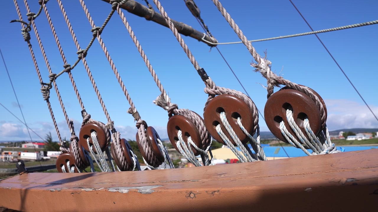 Detaljer från replikan av fartyget Victoria från Magellans expedition, rep på trädäck. Punta Arenas, Chile.