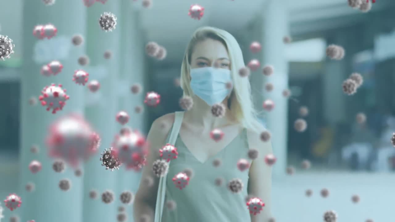 animación de las células del virus de la covid-19 sobre una mujer que usa una máscara facial