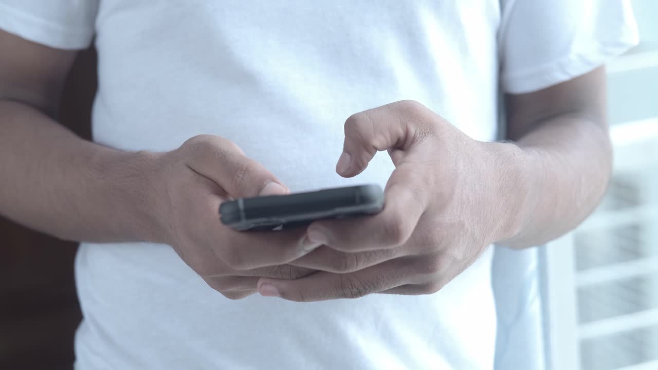 스마트폰을 사용하는 사람