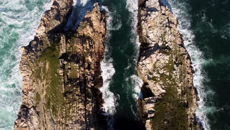 Um-Zwei-Felsklippen,-Die-In-Den-Atlantik-Ragen,-Tosen-Wellen