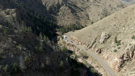 Plataforma-Rodante-Aérea-Sobre-Carretera-En-Cañón-Con-Autos-Al-Lado-Del-Río-En-Colorado