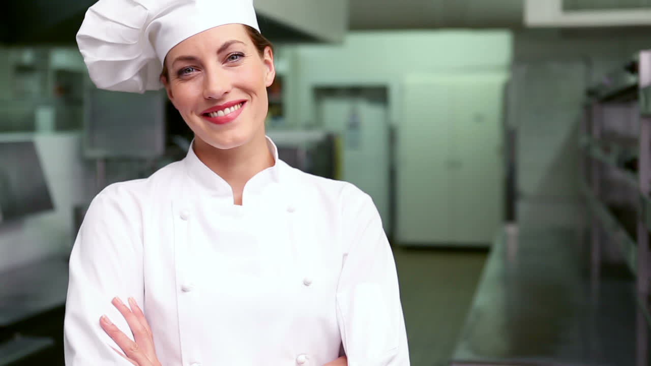 Chef felice che sorride alla telecamera