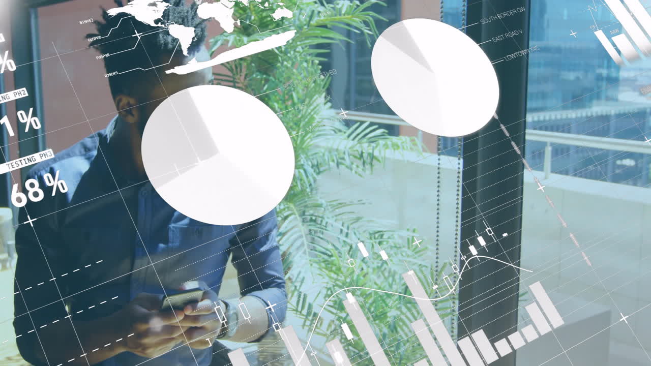 animación del procesamiento de datos financieros sobre un empresario afroamericano que usa un teléfono inteligente
