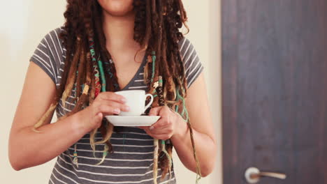 Frau-Mit-Dreadlocks-Benutzt-Laptop-Und-Trinkt-Kaffee