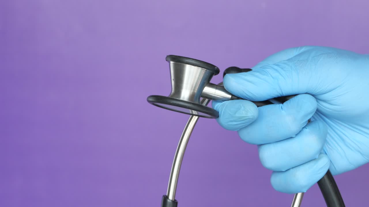 læge der holder et stetoskop