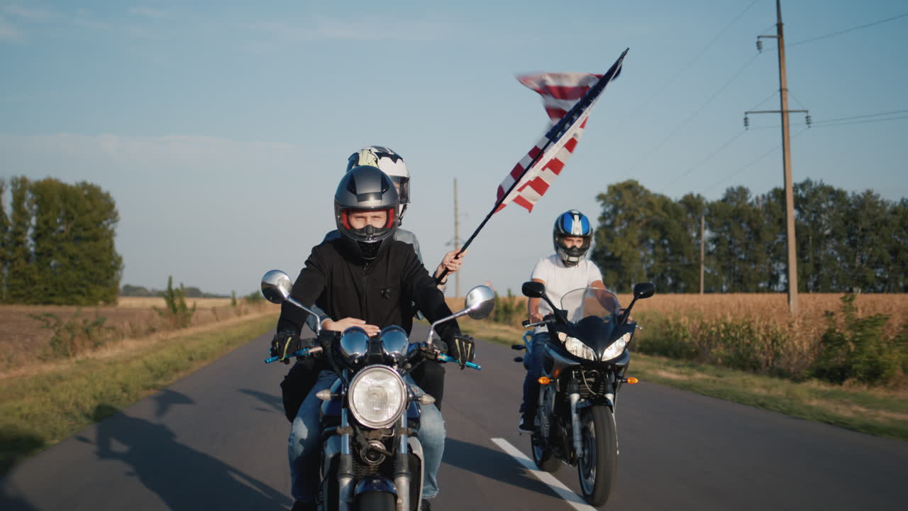 los jóvenes viajan en motocicletas