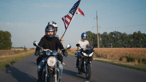 Los-Jóvenes-Viajan-En-Motocicletas