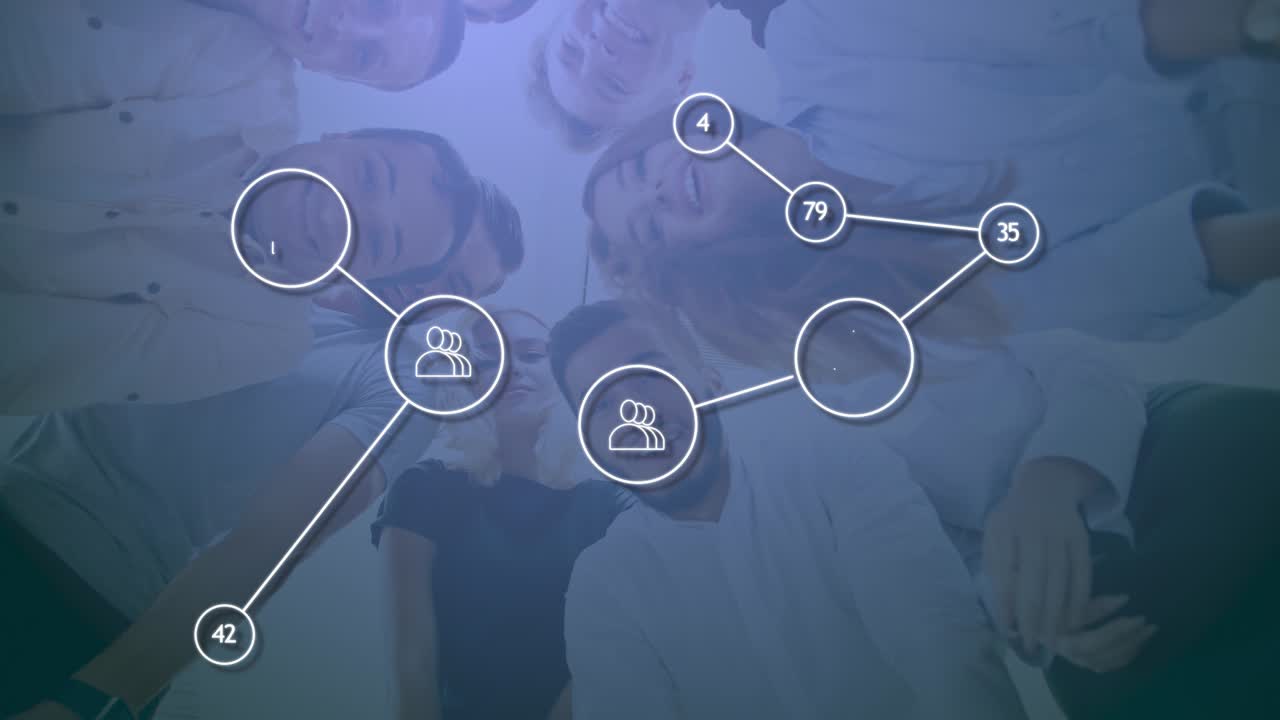 amistad en la oficina. joven alegre equipo creativo multiétnico uniendo las manos juntos, concepto de teambuilding, cámara lenta wiyh