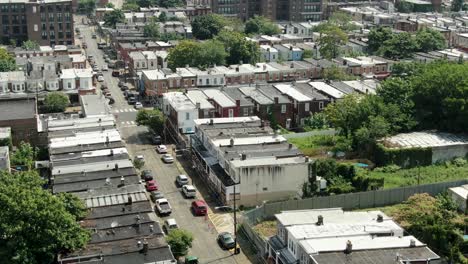 Luftaufnahme-Des-Stadtteils-Kensington-In-Philadelphia,-Bekannt-Für-Illegale-Drogen,-Drogenkonsum,-Armut-Und-Kriminelle-Gemeinschaft