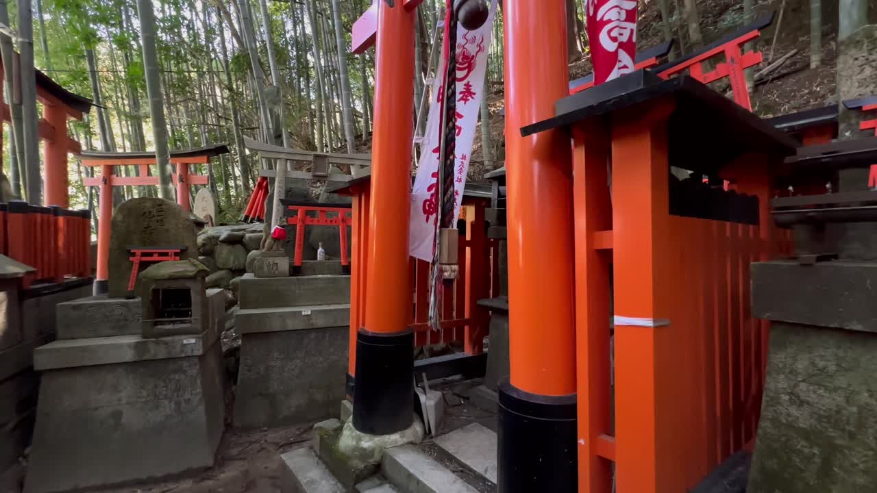 santuarios de naranja en el fushimi inari taisha en japón