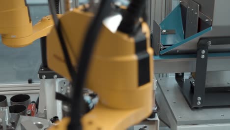 brazos robóticos trabajando en una línea de producción