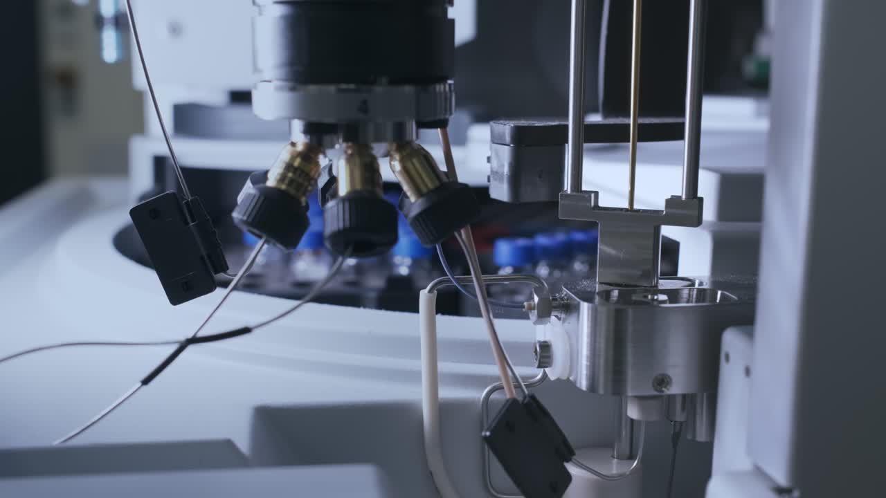 el muestreador automático de cerca recoge la muestra para el análisis de hplc