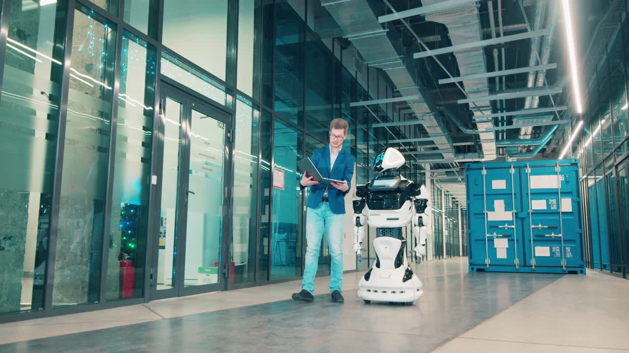 un especialista masculino está teniendo una conversación con un droide cibernético