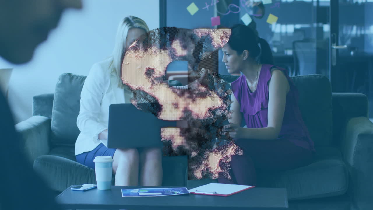 사무실에서 노트북으로 일하는 사업가 여성에 대한 추상적인 클라우드 애니메이션