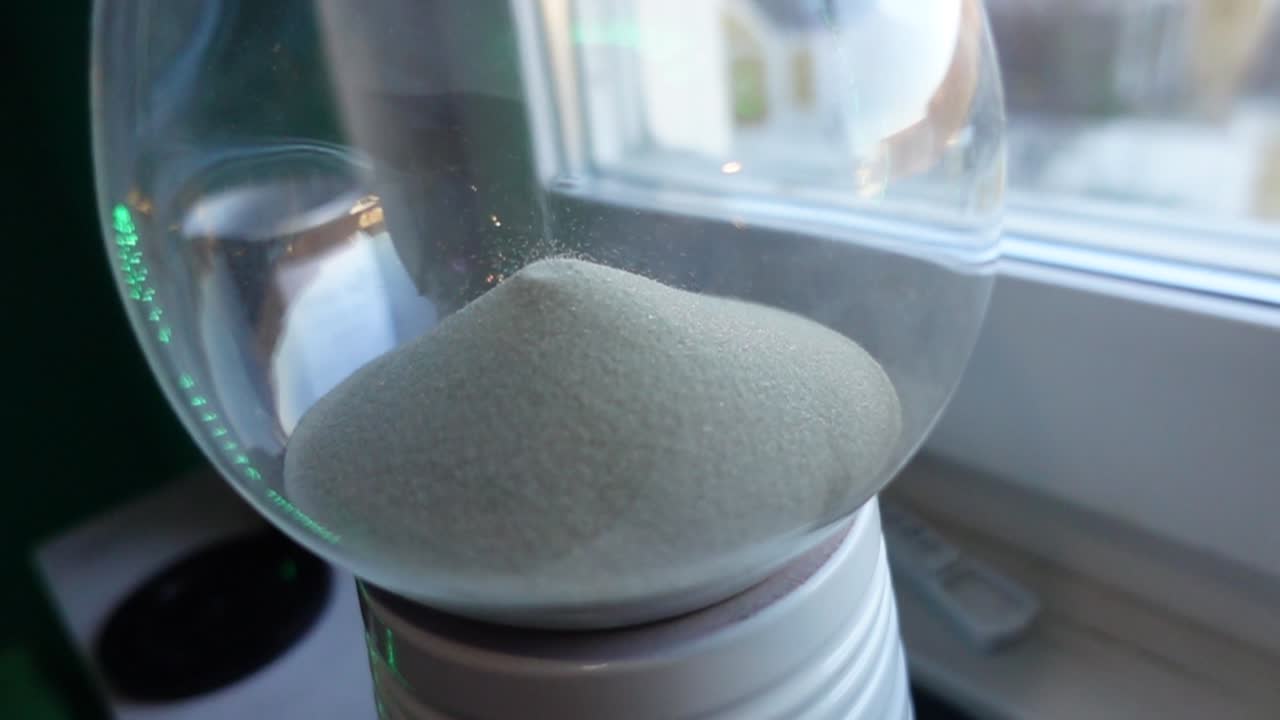 창 앞의 모래시계