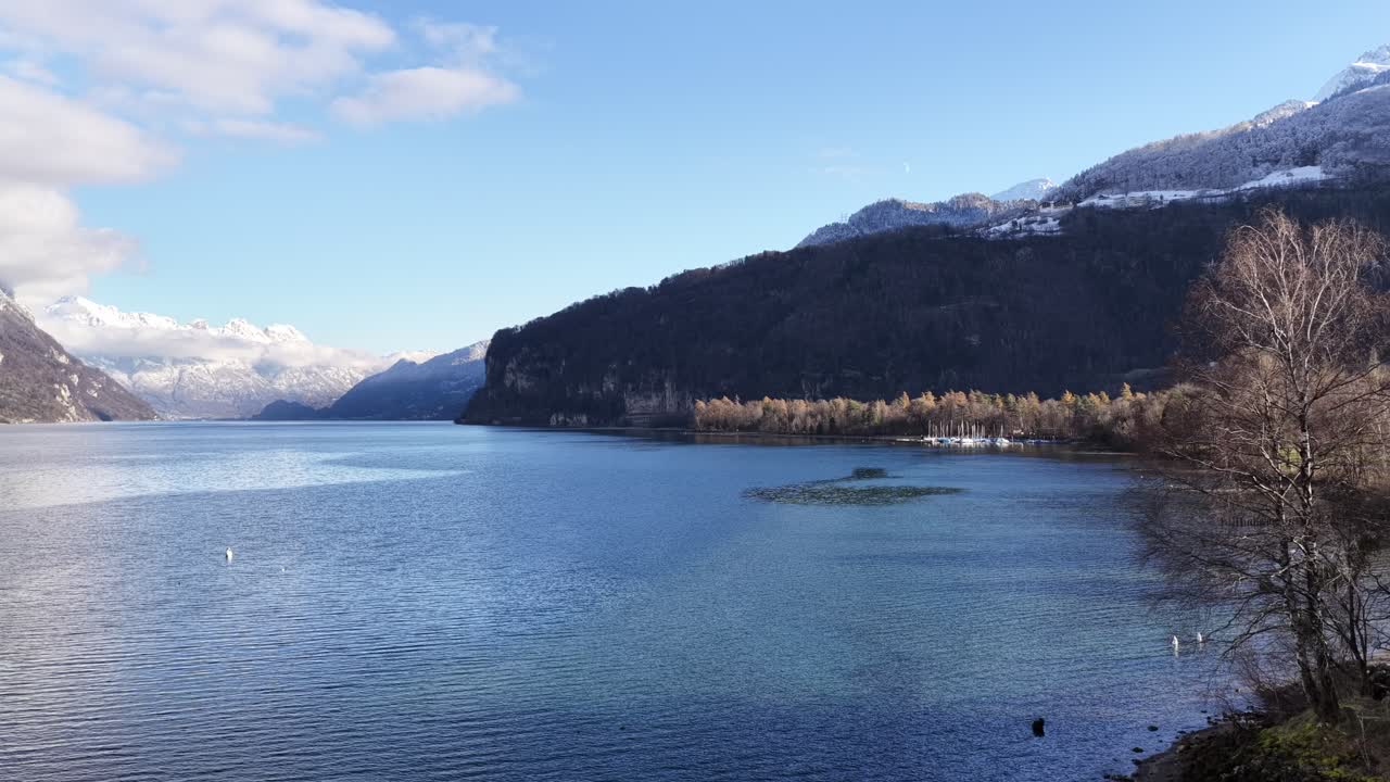스위스에 있는 발렌제 호수와 주변 알프스 산맥 마을의 항공 뷰