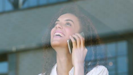 una chica hipster feliz hablando por teléfono.