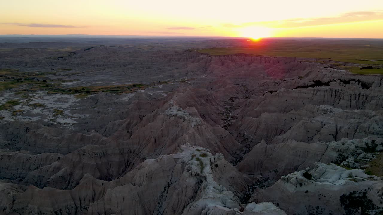 una toma de drone de 4k de las colinas fuertemente erosionadas en el parque nacional badlands, cerca de rapid city, dakota del sur, u.s.a.