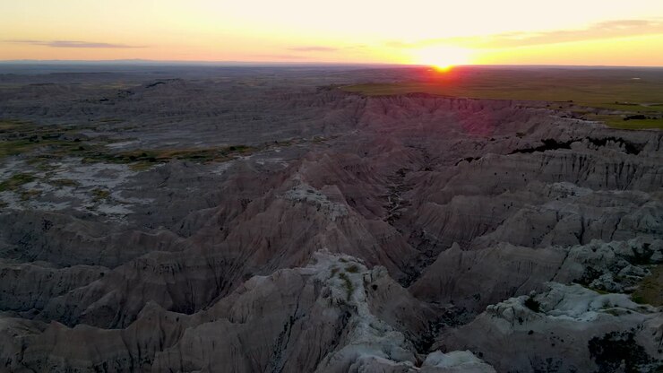 Una ripresa con drone in 4K delle butte fortemente erose nel Parco Nazionale delle Badlands, vicino a Rapid City, South Dakota, USA