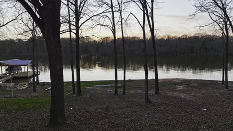 Panorámica-A-Través-De-Los-árboles-En-El-Lago-Quitman,-Texas