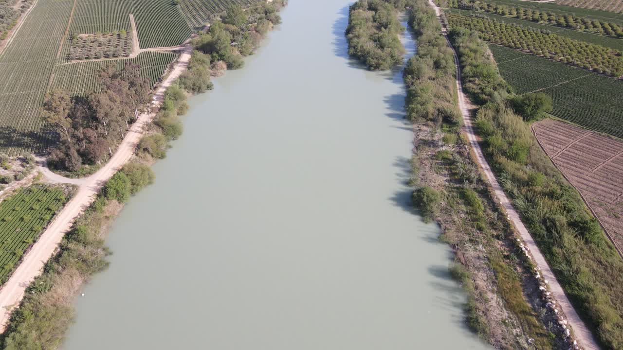 jardines a orillas del río campo