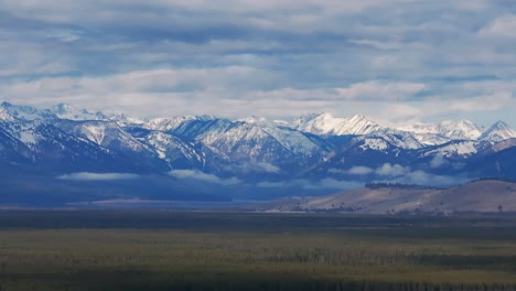 Drohnen-Luftaufnahme-Schneebedeckter-Berge-Mit-Niedriger-Wolkendecke