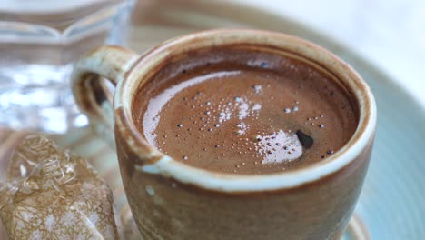 café turco en una taza tradicional