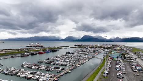 Inclinación-Aérea-Hacia-Homer-Alaska-Con-Barcos-De-Pesca-Debajo