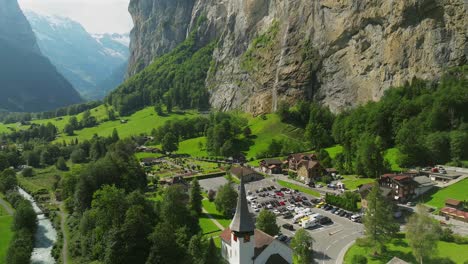 vista aérea de la iglesia kirche y la cascada staubbach en lauterbrunnen, suiza