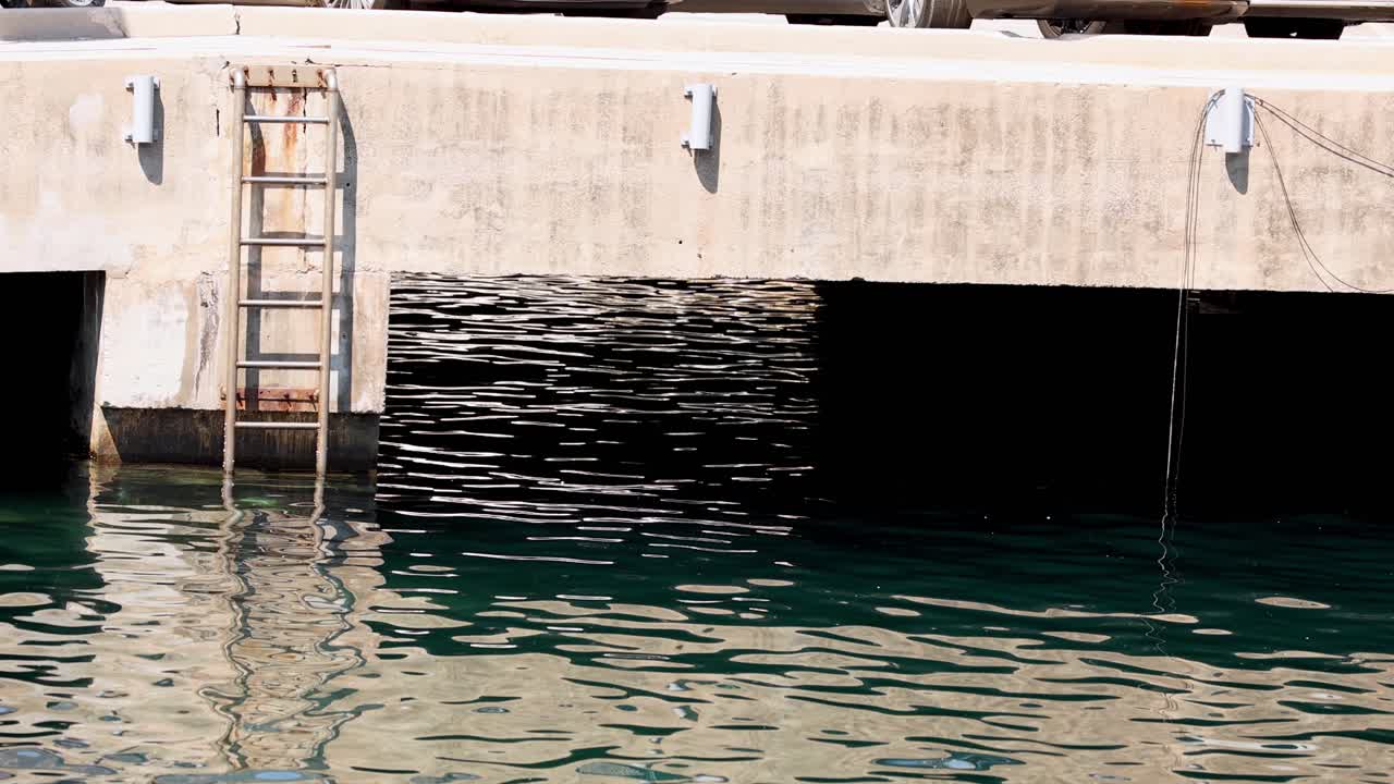 L'acqua scorre da una struttura portuale nel mare