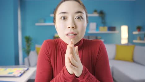 젊은 아시아 여성은 카메라를 향해 혼란스러운 얼굴 표정을 짓습니다.