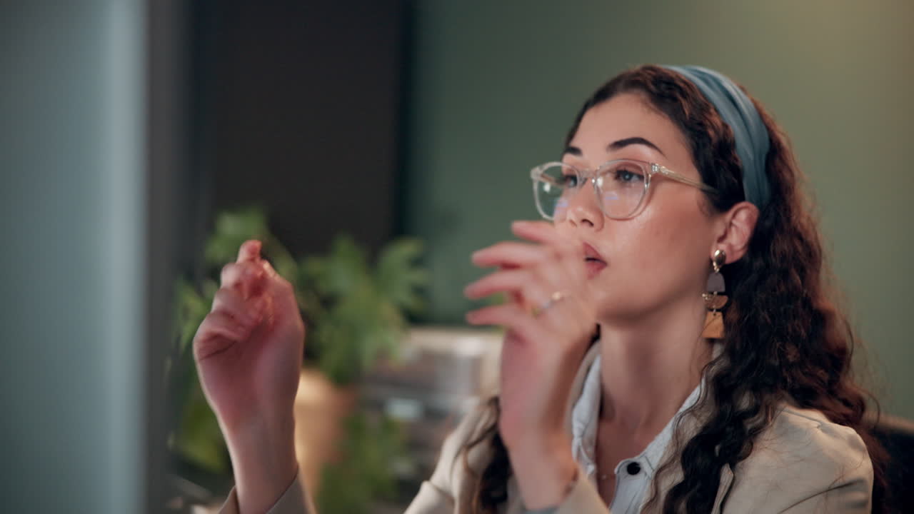 mujer de negocios cansada trabajando hasta tarde en la noche