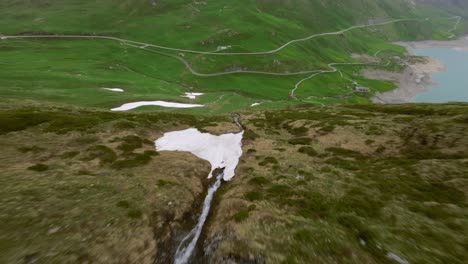 Luft-FPV-Flug-über-Eine-Atemberaubende-Berglandschaft