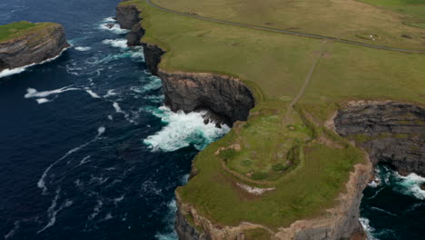 Raue-Wellen,-Die-An-Die-Küste-Krachen-Und-In-Die-Höhe-Spritzen.-Natürliches-Panorama.-Kilkee-Cliff-Walk,-Irland