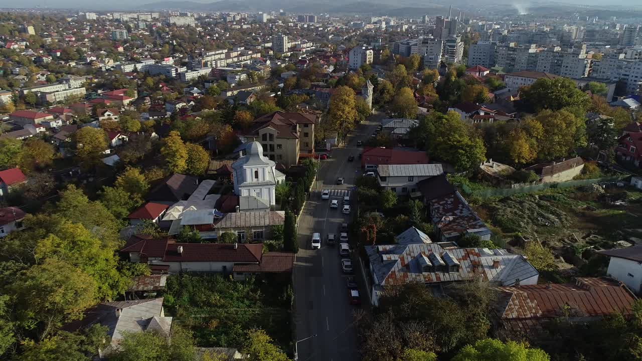 toma orbital del casco antiguo, vista única de la iglesia bajo la luz del sol, rumania
