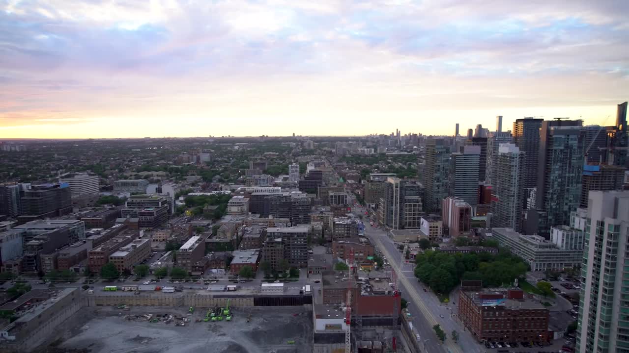 아파트 건물에서 일몰에 토론토 시내의 전망