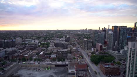 Blick-Auf-Die-Innenstadt-Von-Toronto-Bei-Sonnenuntergang-Von-Einem-Mehrfamilienhaus-Aus