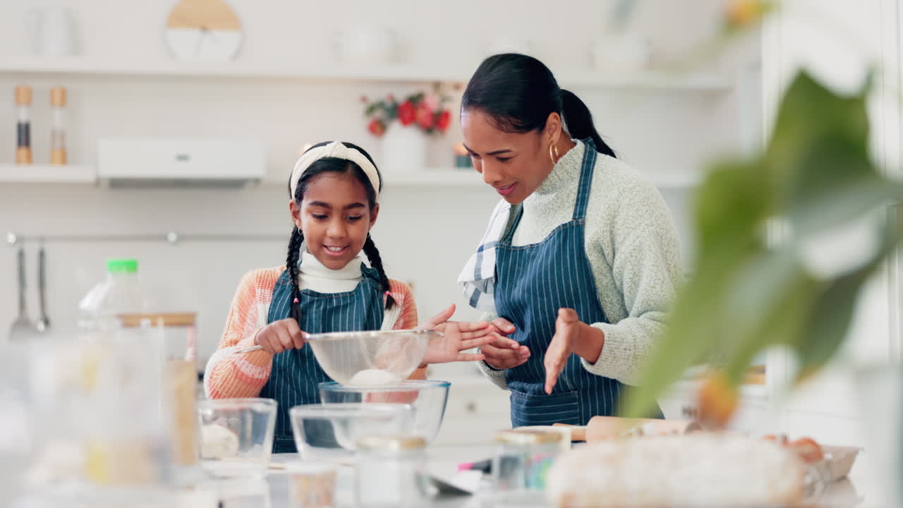niña, ayudando y mamá enseñando a cocinar en la cocina
