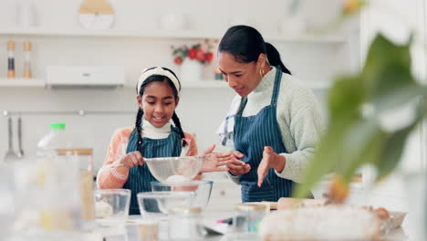 Mädchen,-Helfend-Und-Mutter,-Die-Kochen-In-Der-Küche-Unterrichtet