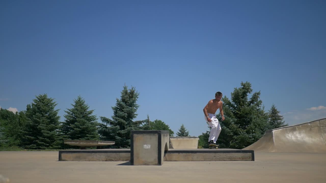 el patinador de colorado hace un grind en la cornisa en fort collins.
