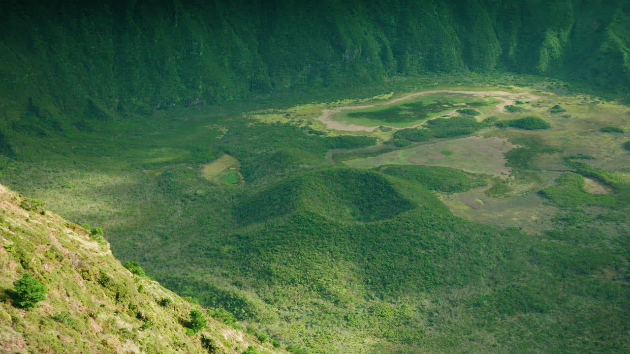 un cráter en el fondo del volcán caldeira, faial, las azores