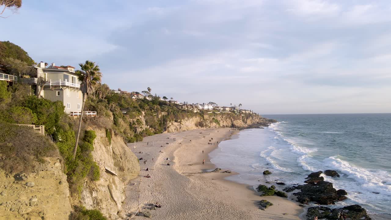 Vista aerea panoramica della costa della California con splendida spiaggia e scogliere