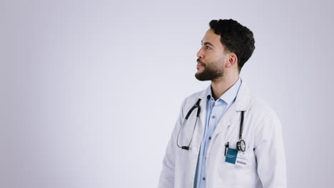 hombre, cara y médico en el estudio señalando a