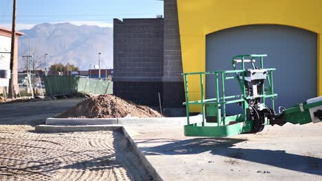 sitio de construcción con equipos en espera y no en uso