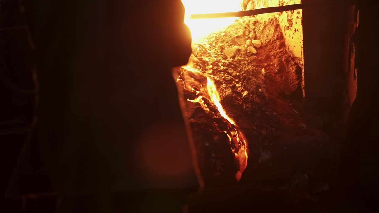 horno industrial con metal fundido