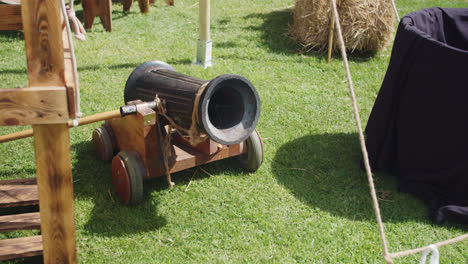 Impresionante-Toma-De-Un-Cañón-Durante-El-Día-En-Una-Feria-Medieval-En-Andalucía,-España