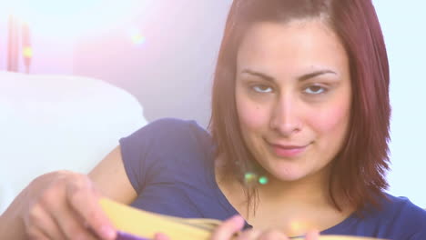 una joven linda leyendo un libro.