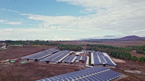 disparo de drones de paneles solares en una zona rural