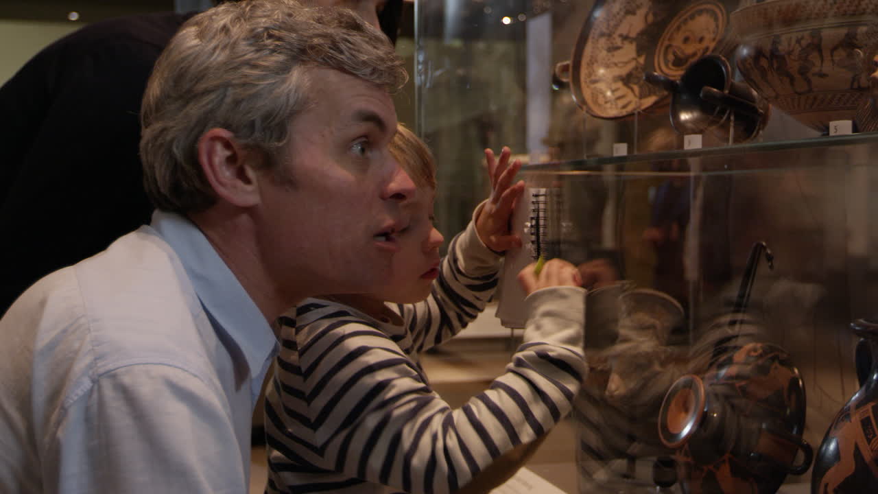 가족이 박물관 여행을 할 때 r3d에서 촬영 된 유물을 볼 수 있습니다.